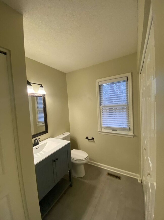Building Photo - Charming 3 Bed Colonial in Woodcroft!
