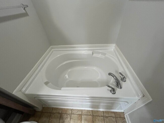 Building Photo - 3140 Lakeland Dr SW