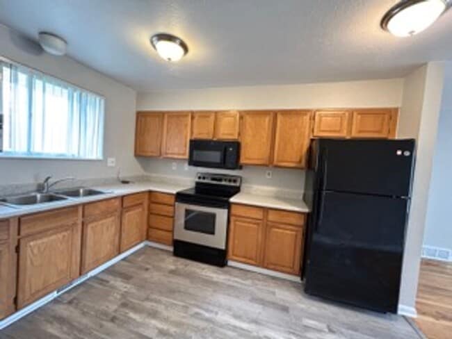 Building Photo - ** Move in Special** Spacious 3 bedroom, 1 bath Lakewood duplex with fenced in backyard available!