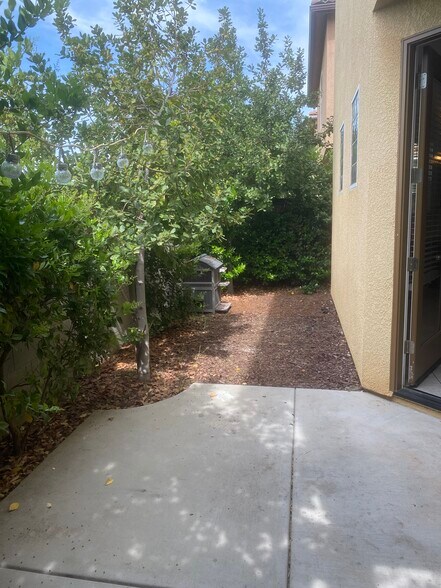 Building Photo - 7045 N Harmony Dr