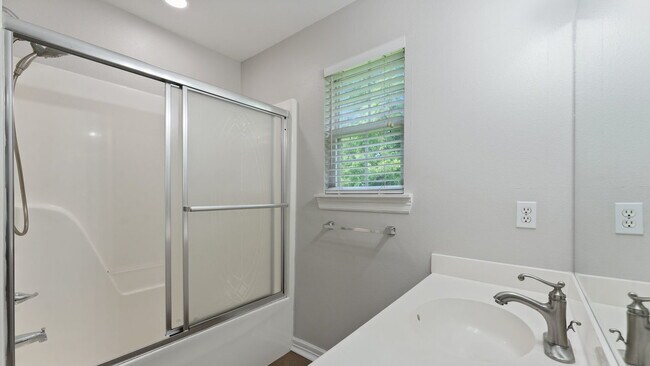 Building Photo - 905 SW Arrowhead Dr