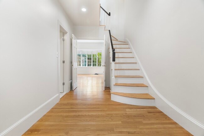 Building Photo - 26 Clarendon St