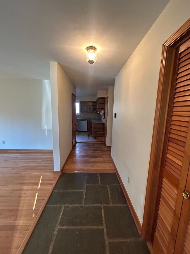 Building Photo - 3 bedroom, 3 bath house located in Park Forest