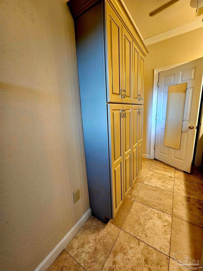 Building Photo - 6148 The Oaks Ln