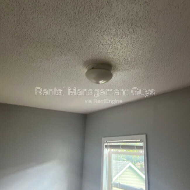 Building Photo - 2110 Fremont Ave N