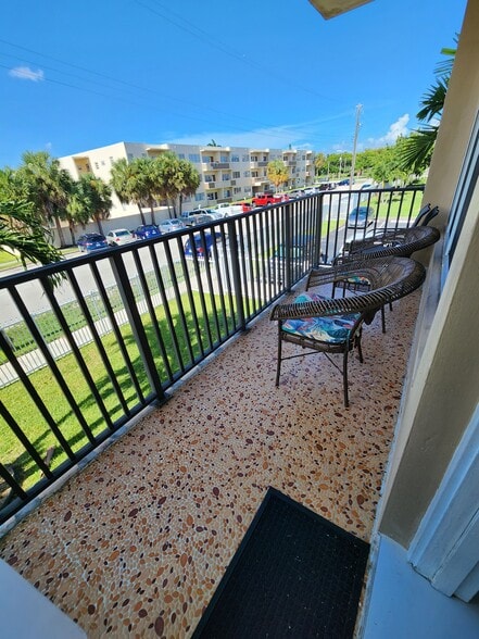 Building Photo - 1400 NE 169th St