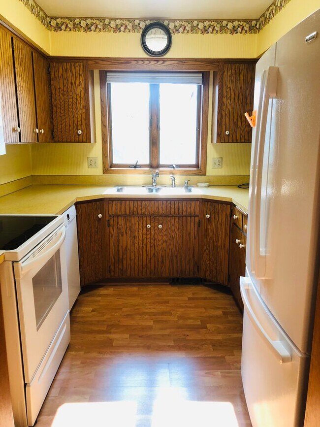 Building Photo - 14 9th Ave SE