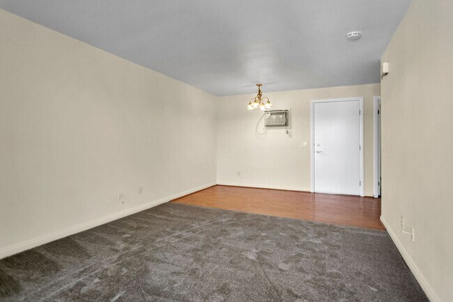Building Photo - Great 2/1 condo close to SDSU and Colina D...