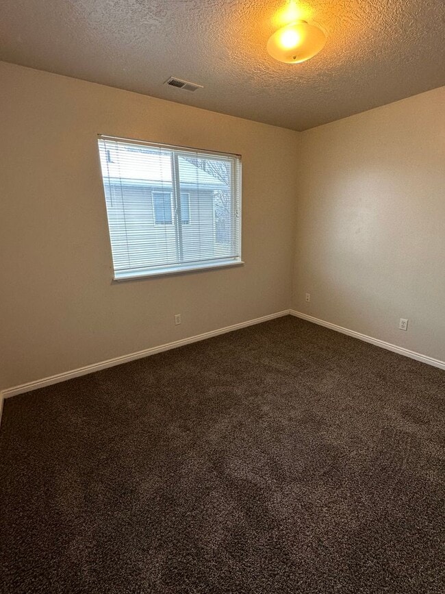 Building Photo - BRENTWOOD CONDO 2 Bed 1 Bath with Optix in...