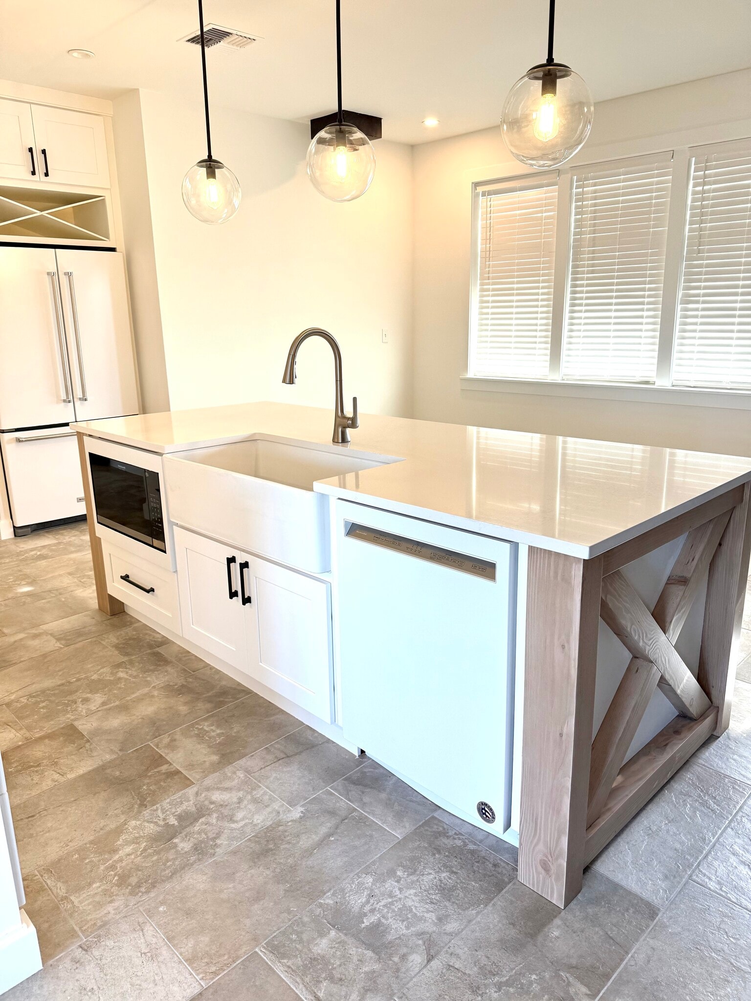 Kitchen island, farmhouse sink, drawer microwave, dishwasher - 24 Ash St N
