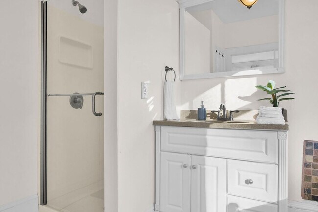 Building Photo - 424 Pearl St