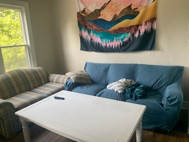 Building Photo - 3 bedroom, 2 bath House - Available August...