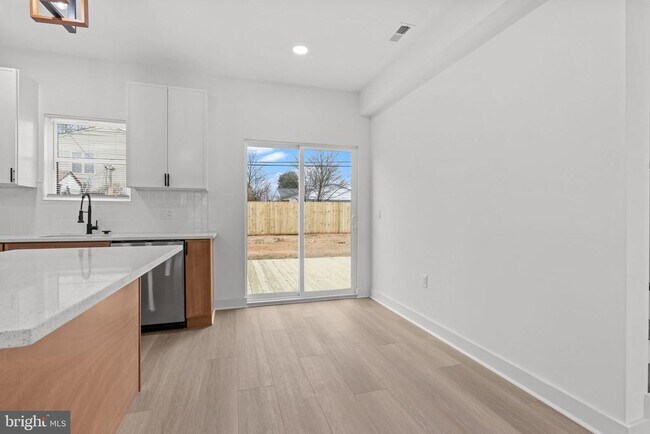 Building Photo - 12 Stonybrook Dr