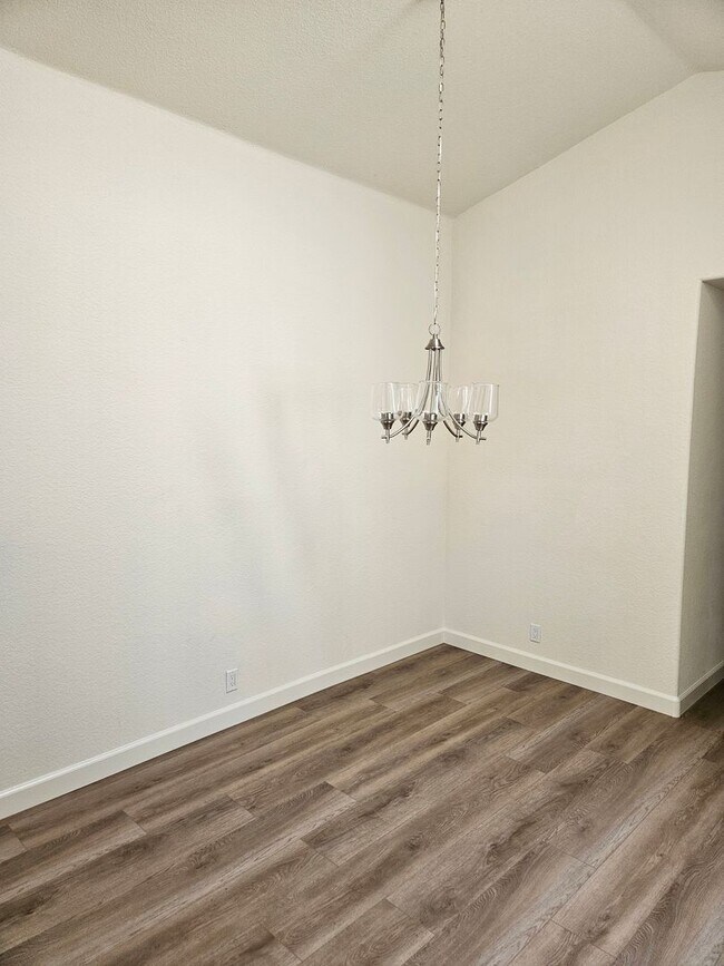 Building Photo - Light, bright and spacious 3 bedroom Coronado condo with garage!