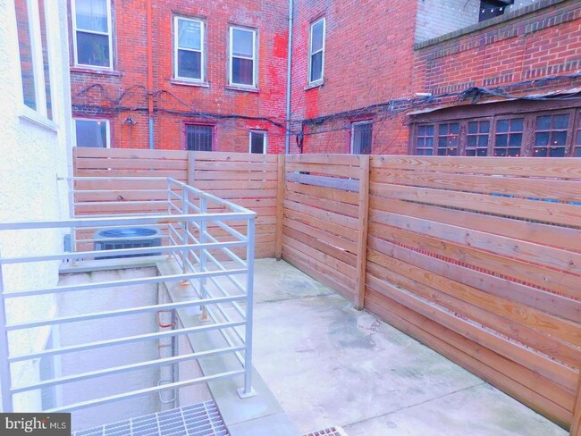 Building Photo - 1516 Green St