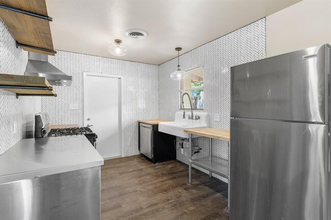 Building Photo - 5302 Robinsdale Ln