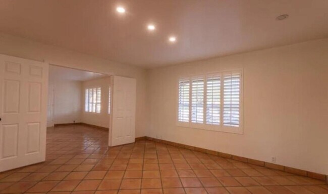 Building Photo - 5240 E Cholla St