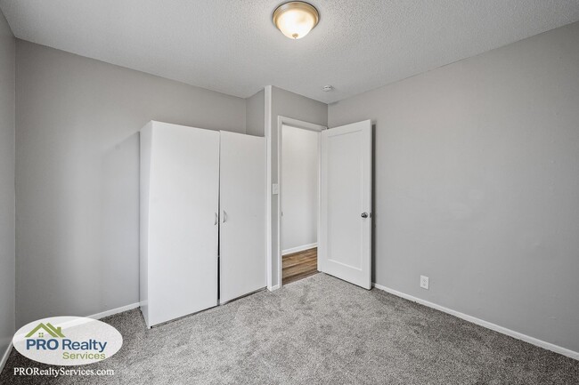 Building Photo - 2 Bedroom Home