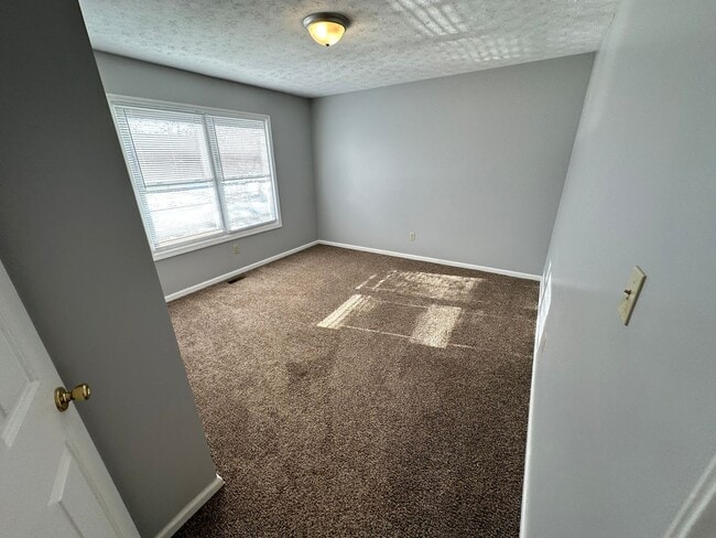 Building Photo - Nice 3 BR, 2 Bath Home! HW & Carpet Floors, Attached Garage, Fenced Backyard, Pets Ok!