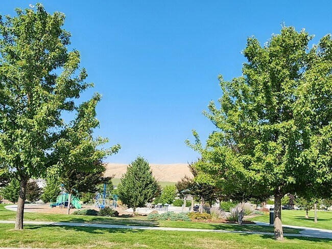 Building Photo - Home Sweet Home! Won't last long!