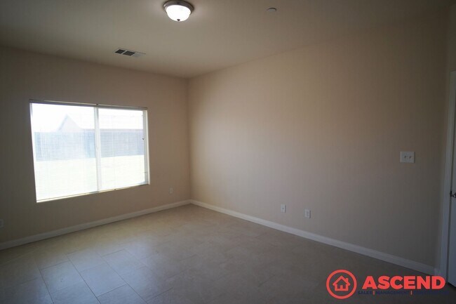 Building Photo - Charming 3 Bed / 2 Bath Home with Garage in Bakersfield!