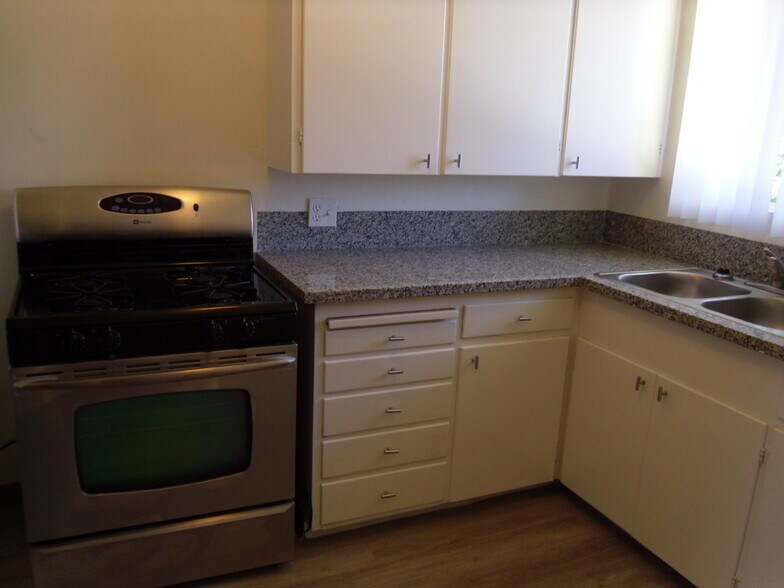 Building Photo - 935 W Beach Ave