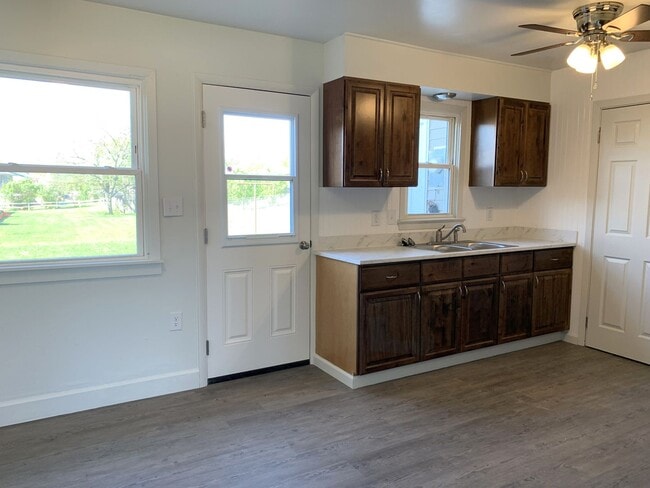 Building Photo - Newly renovated, affordable, 3 bed/1 bath end unit townhouse