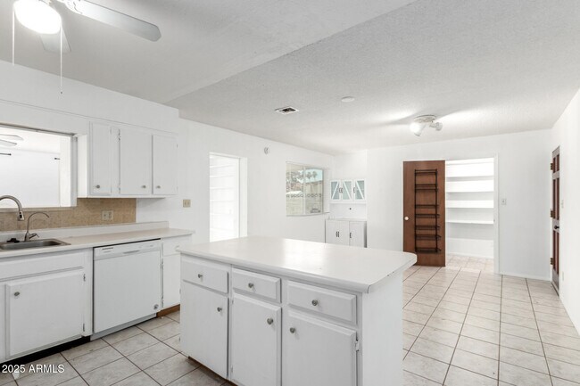 Building Photo - 1341 W Shannon St