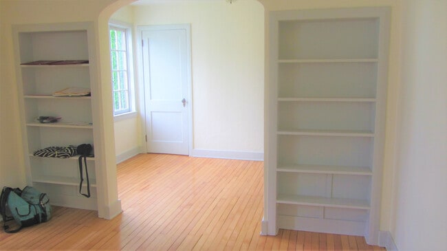 Building Photo - Professionals Only - 3 bedrooms 1 bath house