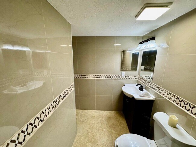 Building Photo - 10008 Twin Lakes Dr