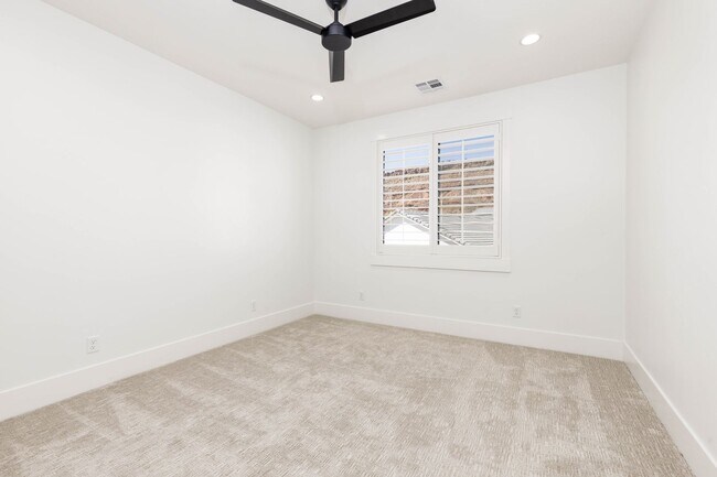 Building Photo - Beautiful 5 Bed 3.5 bath near Sunrise Valley Park In Washington.