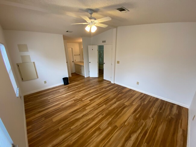 Building Photo - ANNUAL Rental - Unfurnished 2 Bedroom 2 Ba...