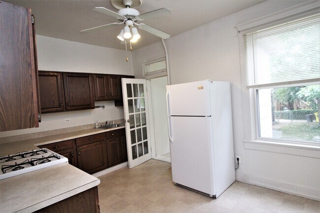 Building Photo - 2026/2027 JHU Off-Campus 3bd/1ba Rowhouse  w/ W/D & rear yard! -Available 6/9/26