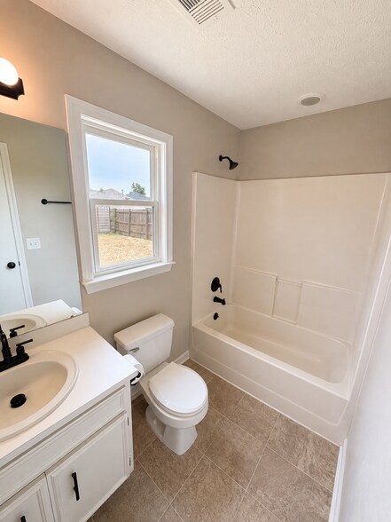 Building Photo - 2915 Eagle Pointe Dr