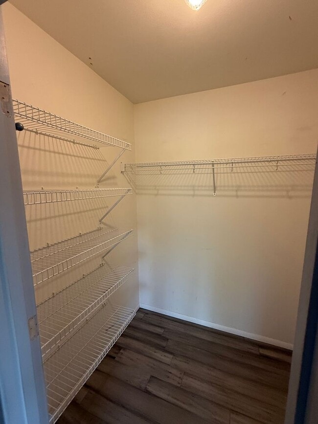 Building Photo - Updated Kent Townhome - Private Garage & AC