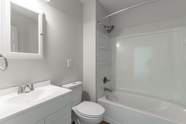 Building Photo - Updated 2 Bedroom Home in Red Bank
