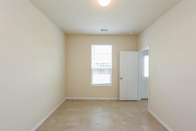 Building Photo - 18402 Each Elm Way