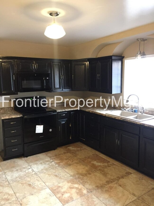 Building Photo - Recently Renovated 2 Bedroom Brick Bungalow!