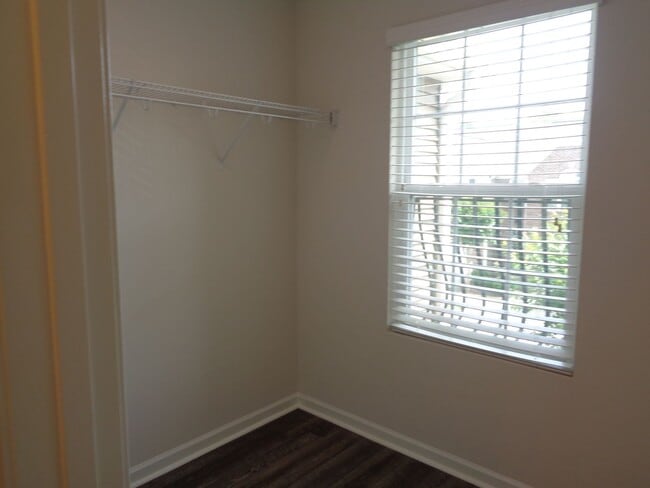 Building Photo - 3 Bedroom Townhouse with 1-Car Garage
