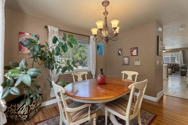 Building Photo - 749 Eagle Dr