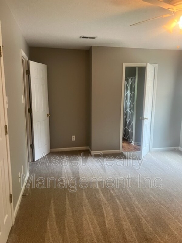 Building Photo - 11011 Woody Dr