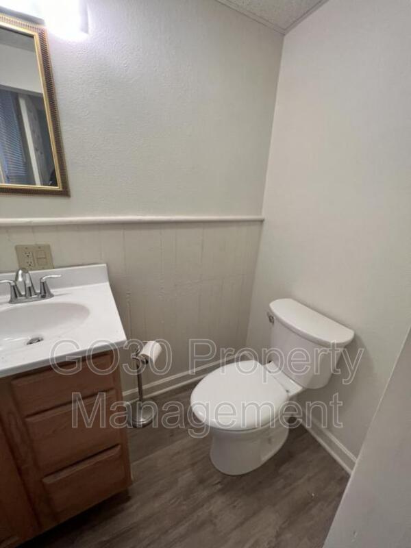 Building Photo - 403 Steel St