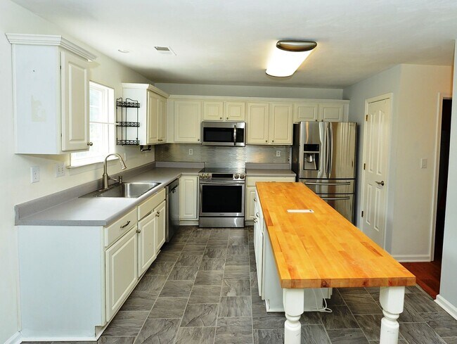 Building Photo - Renovated home with Sunroom!