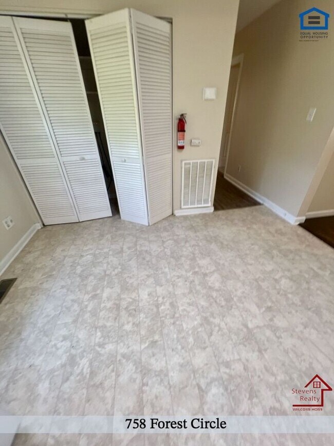 Building Photo - 758 Forest Cir