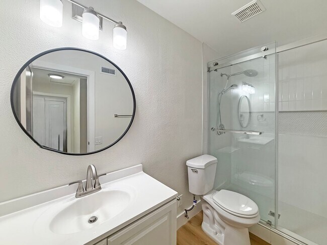 Building Photo - Updated 3B/2BA House in Oceanside!