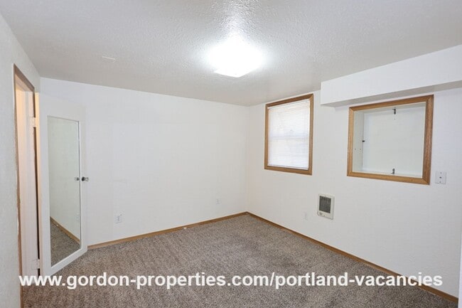 Building Photo - SE 57th Ave - 5 bedroom home with fireplac...