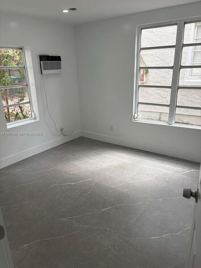 Building Photo - 1011 SW 5th St