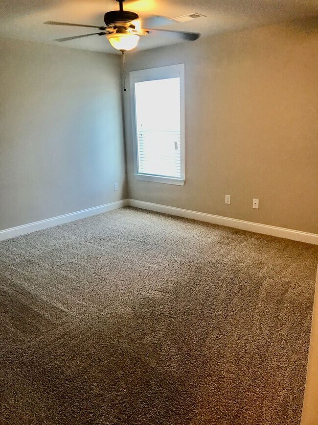 Building Photo - 530 Salterton Way