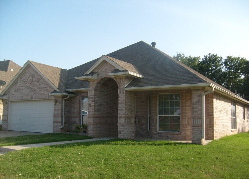Primary Photo - 302 Howard Way Dr