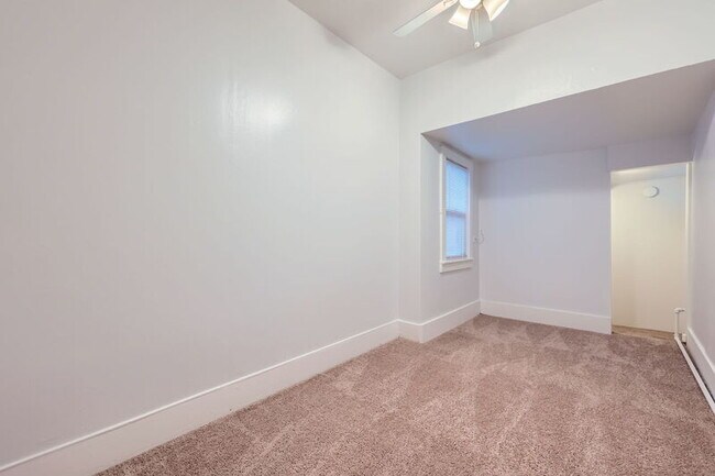 Building Photo - 537 E Platte Ave